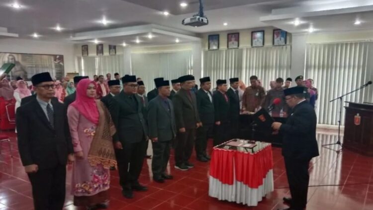 Bupati Agam Andri Warman sedang melantik 15 pejabat. Dok Antara/Yusrizal