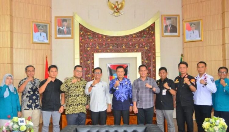 Kasat Intelkam Polresta Padang yang Baru "Sowan" ke Pemko, Ngaku Komit Jaga Keamanan Warga Kota 1 Wakil Wali Kota Padang, Ekos Albar bersama Kasat Intelkam Polresta Padang yang baru, AKP Asrol Hendra di Ruang Kerja Wawako, Kamis (25/1/2024) siang. (Foto: Dok. ANTARA/Ist)