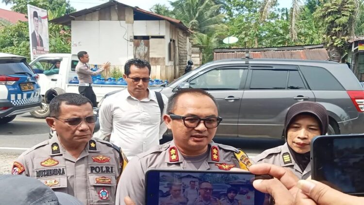 Kepala Polres Pasaman Barat AKBP Nurhadiansyah didampingi Kepala Bagian Ops Kompol Muzhendra dan Kasi Humas AKP Rosminarti usai mengadakan pertemuan dengan sejumlah media atau wartawan di Simpang Empat, Kamis (25/1/2024). Antara/Altas Maulana