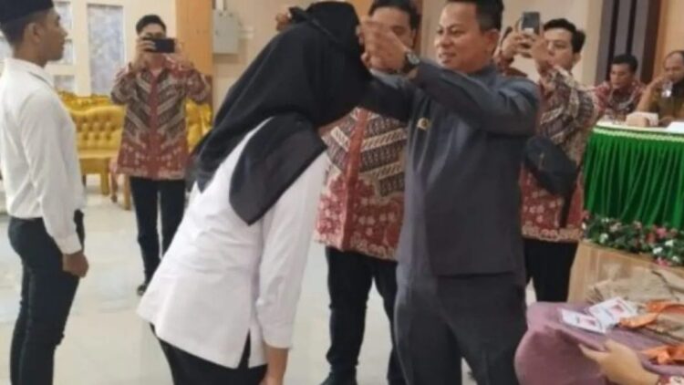 236 Pengawas TPS Dilantik, Bawaslu Solok Minta segera Pahami Regulasi 1 236 pengawas TPS siap awasi pemungutan suara pada Pemilu 2024 di Solok (ANTARA/HO-Diskominfo Solok)