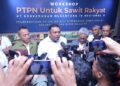 Dirjenbun Kementan RI, Andi Nur Alam Syah didampingi Dirut PTPN III (Persero), Mohammad Abdul Ghani saat menghadiri Workshop Petani Mitra PTPN di Aston Hotel Pontianak, Kamis (25/1/2024). Menurutnya, keberhasilan PSR dan kemitraan PTPN di Riau dapat ditularkan ke provinsi lain sehingga target 60 ribu hektare peremajaan sawit rakyat tahun 2026 dapat terealisasi. (Foto: Dok. PTPN)