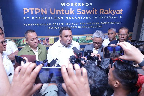 Targetkan Peremajaan Sawit Renta hingga 60 ribu Hektare, PTPN IV PalmCo Komitmen Dongkrak Produktivitas Petani 1 Dirjenbun Kementan RI, Andi Nur Alam Syah didampingi Dirut PTPN III (Persero), Mohammad Abdul Ghani saat menghadiri Workshop Petani Mitra PTPN di Aston Hotel Pontianak, Kamis (25/1/2024). Menurutnya, keberhasilan PSR dan kemitraan PTPN di Riau dapat ditularkan ke provinsi lain sehingga target 60 ribu hektare peremajaan sawit rakyat tahun 2026 dapat terealisasi. (Foto: Dok. PTPN)