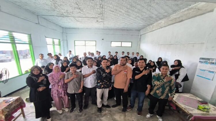 Koordinator Divisi Sosialisasi, Pendidikan Pemilih, Partisipasi Masyarakat dan SDM KPU Pasaman Barat, Hafizul Pahmi (tengah) bersama KPPS sedang mengikuti bimbingan teknis persiapan Pemilu 2024. (Antara/HO-KPU Pasaman Barat).