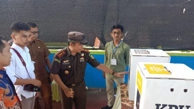 Ketua KPU Agam Herman Susilo mendampingi Forkopimda meninjau simulasi. Dok Antara/Yusrizal