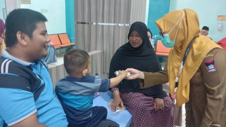 RSUD Rasidin Padang membagikan PMT setiap Senin untuk menekan angka stunting. (Foto: Dok. Pemko Padang)
