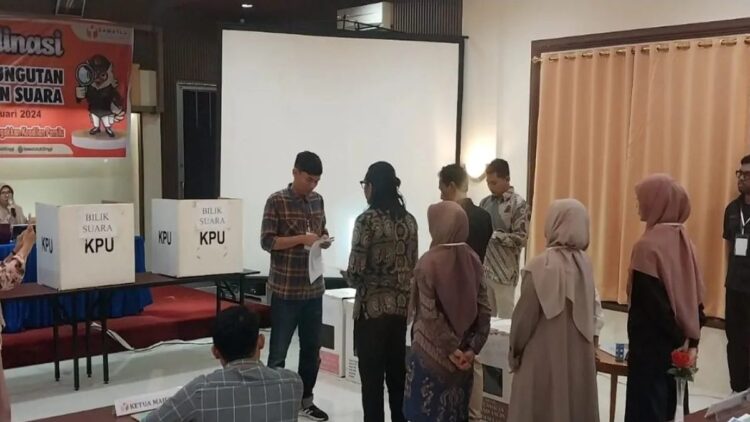 Kegiatan simulasi pengawasan TPS oleh Bawaslu Kota Bukittinggi. Kegiatan ini diikuti petugas dan disaksikan perwakilan partai politik peserta Pemilu 2024 untuk upaya menyukseskan Pemilu di Bukittinggi (Antara/Al Fatah)