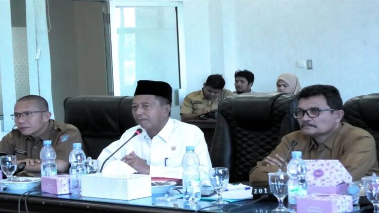 33.520 Warga Pasbar Tergolong Miskin, Pemkab Targetkan Kemiskinan Nol Persen pada 2024 1 Wakil Bupati Pasaman Barat Risnawanto saat mengadakan rapat koordinasi (rakor) Tim Koordinasi Penanggulangan Kemiskinan Daerah (TKPKD) Pasaman Barat di Simpang Empat, Selasa (30/1/2024). ANTARA/Altas Maulana.