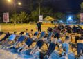 Polisi memberikan hukuman push up kepada pemuda yang diduga melakukan aksi balap liar di Kabupaten Pesisir Selatan. (Foto: Dok. Polres Pessel)