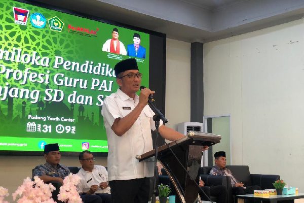 Demi "Hasrat" Progul, Padang Wajibkan Guru Agama Islam Disertifikasi 1 Wali Kota Padang, Hendri Septa saat membuka semiloka sertifikasi guru Pendidikan Agama Islam (PAI). Sertifikasi dilakukan sebagai salah satu upaya memenuhi program unggulan (progul) yang telah dicanangkan demi menciptakan pelajar yang mampu menghafal Al-Qur'an. (Foto: Dok. Prokopim)
