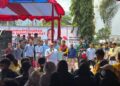 Ini 11 Tuntutan Aliansi Mahasiswa Sumbar Andai Prabowo Menang Pilpres 3 Ketua Tim Kampanye Daerah (TKD) Prabowo-Gibran di Sumatera Barat (Sumbar), H Andre Rosiade menerima lampiran tuntutan dari Aliansi Mahasiswa Sumbar yang ditujukan kepada pasangan Prabowo-Gibran. (Foto: Dok. Tim AR)