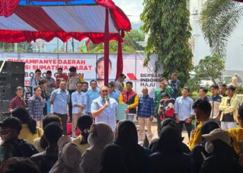 Ketua Tim Kampanye Daerah (TKD) Prabowo-Gibran di Sumatera Barat (Sumbar), H Andre Rosiade menerima lampiran tuntutan dari Aliansi Mahasiswa Sumbar yang ditujukan kepada pasangan Prabowo-Gibran. (Foto: Dok. Tim AR)