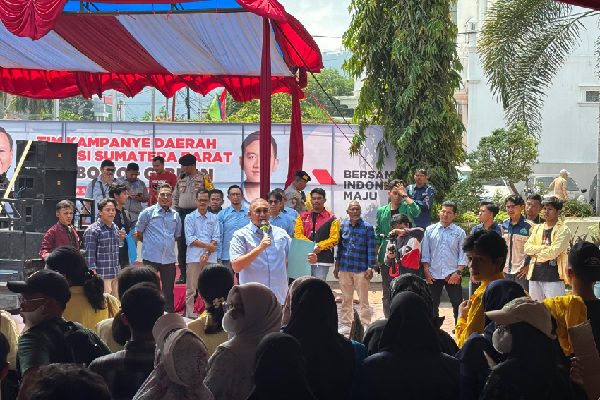 Ini 11 Tuntutan Aliansi Mahasiswa Sumbar Andai Prabowo Menang Pilpres 1 Ketua Tim Kampanye Daerah (TKD) Prabowo-Gibran di Sumatera Barat (Sumbar), H Andre Rosiade menerima lampiran tuntutan dari Aliansi Mahasiswa Sumbar yang ditujukan kepada pasangan Prabowo-Gibran. (Foto: Dok. Tim AR)