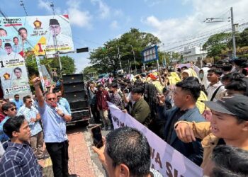 Berpeluang Besar Menang, Aliansi Mahasiswa Sumbar Sampaikan Aspirasi pada Prabowo-Gibran 1 Ketua Tim Kampanye Daerah (TKD) Prabowo-Gibran di Sumatera Barat, H Andre Rosiade menerima aspirasi dan tuntutan Aliansi Mahasiswa Sumbar kepada pasangan Capres-Cawapres, Prabowo Subianto dan Gibran Rakabuming Raka di Sekretariat TKD Sumbar, Rabu (31/1/2024) siang. (Foto: Dok. Tim AR)