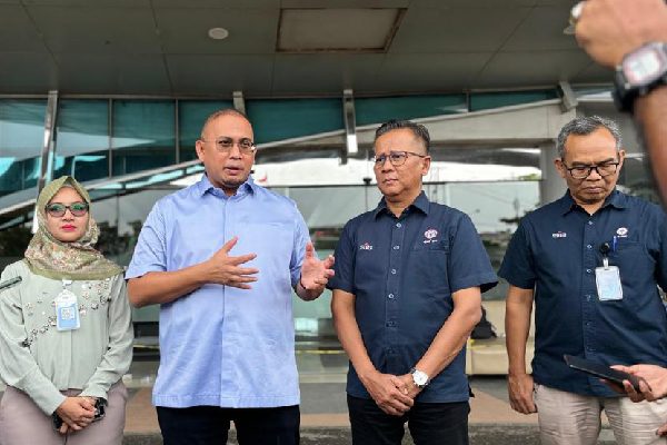 Andre Rosiade Minta Polisi Percepat Penanganan Ledakan SPH, Agar kembali Beroperasi 1 Anggota DPR RI asal Sumbar, H Andre Rosiade meninjau Semen Padang Hospital (SPH) pasca ledakan yang terjadi di rumah sakit tersebut pada Selasa (30/1/2024) sore. Ketua TKD Prabowo-Gibran Sumbar tersebut didampingi Dirut PT Semen Padang, Indrieffouny Indra (kanan) dan Dirut SPH, dr Selfi Farisha. (Foto: Dok. Tim AR)