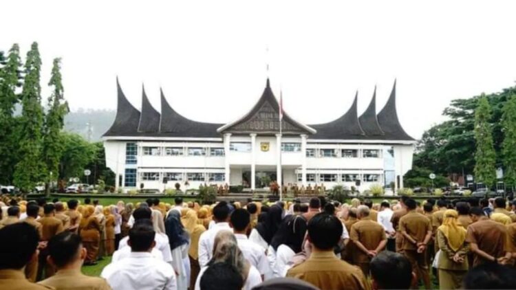 Tahun Politik, Bupati Tanahdatar Ingatkan ASN Bijak Terima setiap Informasi 1 Apel perdana Pemkab Tanahdatar di 2024 (Antara/Etri Saputra)