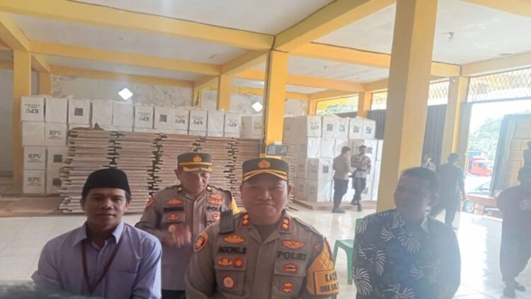 Kepala Polres Pasaman Barat AKBP Agung Basuki saat melihat kedatangan surat suara Pemilu 2024 di gudang penyimpanan KPU di Katimaha Kecamatan Pasaman, Rabu (10/1/2024). Antara/Altas Maulana.