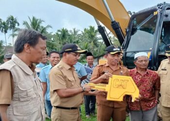 Program Satu Ekskavator per Kecamatan, Bupati Solsel Sebut Bisa Hemat Anggaran