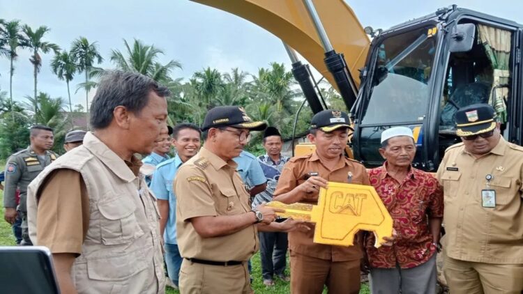 Bupati Solok Selatan Khairunas menyerahkan secara simbolis kunci Ekskavator kepada Penjabat Wali Nagari Lubuk Gadang Timur Musperi Hendra saat launching satu Kecamatan satu ekskavator, di Padang Aro, Selasa. Antara/Erik
