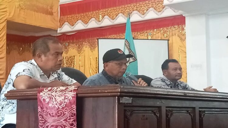 Bupati Pasaman Barat Hamsuardi (tengah) saat menjelaskan bantahan terhadap dugaan pelanggaran pemilu yang dilaporkan ke Bawaslu setempat, Kamis (18/1/2024). ANTARA/Altas Maulana.