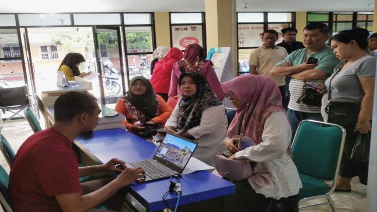 Petugas Disdukcapil Padang melayani warga saat hari libur. (Foto: Dok. Diskominfo Padang)