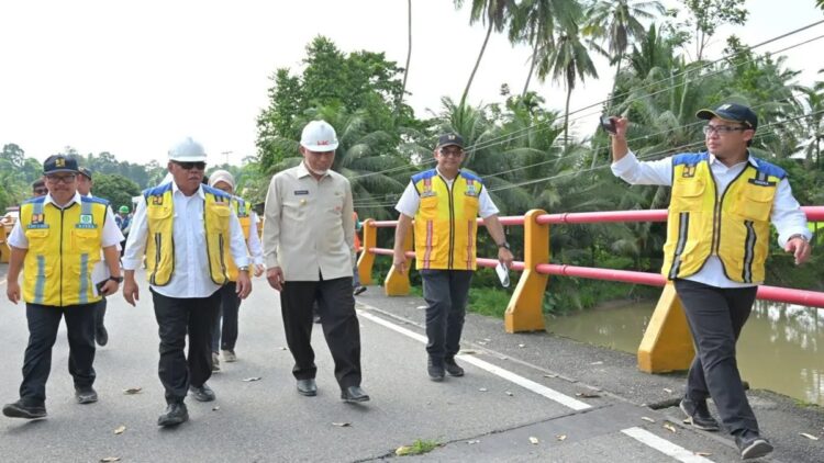 Gubernur Sumatera Barat, Mahyeldi mendampingi Mentri PUPR, Basuki Hadimuljono meninjau kondisi Jembatan Kiambang di Padang Pariaman yang rusak akibat banjir, Kamis (11/1/2024). ANTARA/HO-Biro Adpim Sumbar