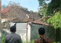 Hujan Lebat Disertai Angin Kencang, Pohon Tumbang Timpa Rumah Warga di Padang 2 Hujan Lebat Disertai Angin Kencang, Pohon Tumbang Timpa Rumah Warga di Padang