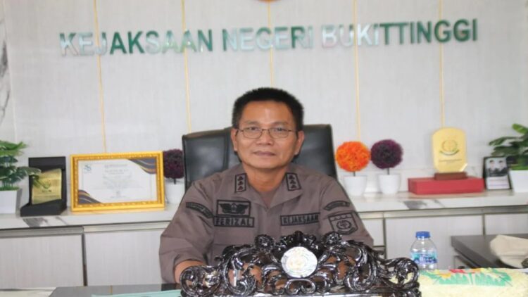 Kepala Kejaksaan Negeri (Kajari) Bukittinggi, Ferizal saat memberikan keterangan capaian kinerja kejaksaan selama 2023 yang di antaranya melakukan penanganan 181 perkara (Antara/Al Fatah)