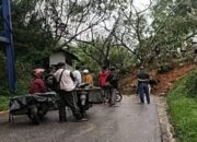 Jalan Nasional Padang-Kerinci Tertimbun Longsor, Seorang Pengendara Nyaris jadi Korban