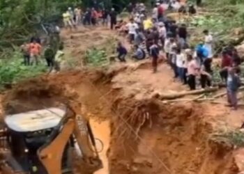 Tim SAR Gabungan Evakuasi Warga Solok Selatan Tertimbun Longsor 19 Sudah Bisa Dilalui, Jalan Nasional Padang-Kerinci Tertimbun Longsor masih Buka Tutup