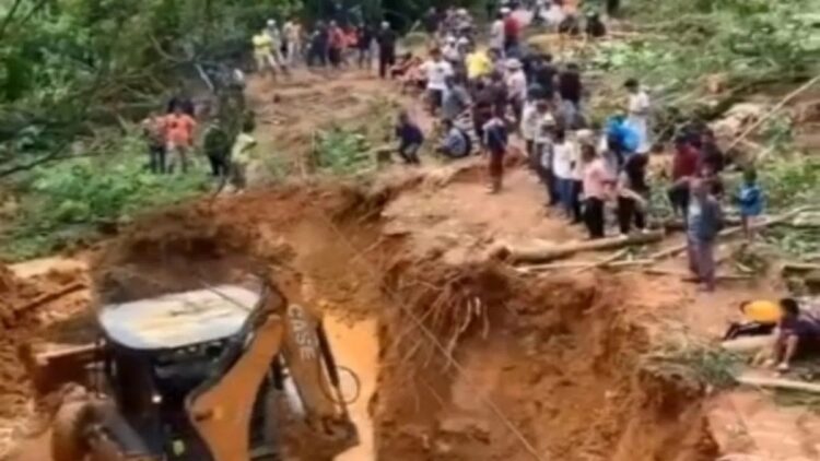 Sudah Bisa Dilalui, Jalan Nasional Padang-Kerinci Tertimbun Longsor masih Buka Tutup 1 Alat berat membersihkan material longsor di jalan Nasional Padang-Kerinci. Antara/HO/Warga