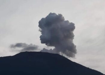 Terus Erupsi, Warga Sebut Marapi Keluarkan Cahaya Kemerahan dari Puncak Kawah