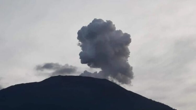 Status Siaga Darurat Marapi Diperpanjang Satu Bulan, Jalan di Jalur Evakuasi Dilebarkan 1 Ilustrasi Gunung Marapi di Sumatera Barat saat mengalami erupsi. (Antara/Al Fatah)