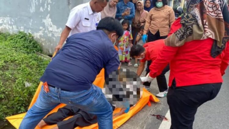 Petugas Kepolisian dan PMI Bukittinggi mengevakuasi jenazah seorang warga beridentitas asal Provinsi Aceh yang ditemukan meninggal dunia tergeletak di jalan (Antara/Al Fatah)