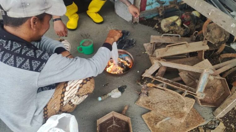 Kreatif! Napi Lapas Bukittinggi Sulap Limbah Plastik jadi Paving Block 1 Salah seorang warga binaan pemasyarakatan (WBP) Lapas Bukittinggi saat dilatih membuat Paving Block atau bata beton berbahan dasar limbah plastik (Antara/Al Fatah)