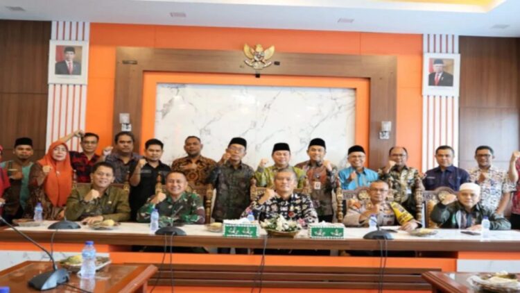 Penjabat Walikota Pariaman, Sumbar Roberia berfoto bersama saat rapat persiapan pembentukan Komite Daerah Ekonomi Keuangan Syariah (KDEKS). Antara/HO-Diskominfo Pariaman