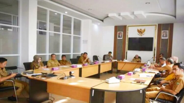 Rapat koordinasi pengendalian inflasi daerah, terungkap harga sayur naik akibat terdampak abu vulkanik gunung Marapi. Antara