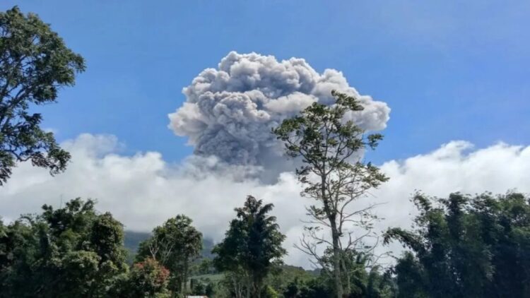 Erupsi Gunung Marapi Sumatera Barat dilihat dari Kabupaten Agam. Hingga hari ini terjadi 129 kali erupsi sejak pertama kali pada Minggu (03/12/2023). (dok. Antara/HO-Dokumen Pribadi)
