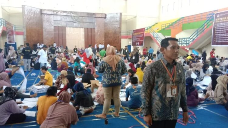 Libatkan 448 orang, Pelipatan Surat Suara Pemilu 2024 di Agam Tuntas Lima Hari 1 Ketua KPU Agam Herman Susilo sedang memantau pelipatan surat suara. Dok Antara/Yusrizal