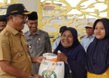 Pemkab Solok Selatan Bagikan Bantuan Pangan pada 12.105 KPM
