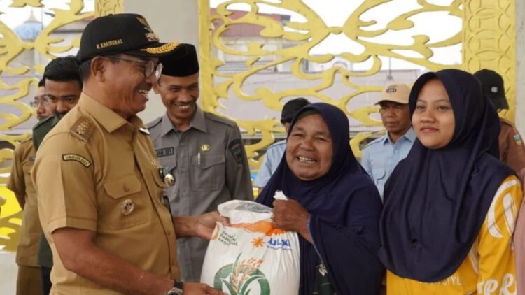 Bupati Solok Selatan Khairunas menyerahkan bantuan pangan beras dari Bapanas pada masyarakat di Kecamatan Sangir, di Padang Aro, Selasa. Antara/Erik