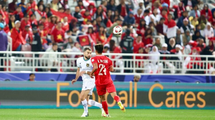 Jordi Amat Alami Patah Tulang Hidung Usai Disikut Pemain Vietnam 1 Jordi Amat berduel dengan pemain Vietnam. (dok. PSSI)