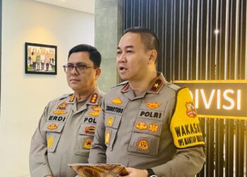 Karopenmas Divhumas Polri Brigjen Pol Trunoyudo Wisnu Andiko memberi keterangan pers terkait kasus perdagangan orang di Banten. (dok. Polri)