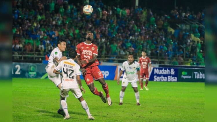Semen Padang FC Bermain Imbang 1-1 Lawan PSIM 1 Kenneth Ngwoke berebut bola dengan pemain PSIM