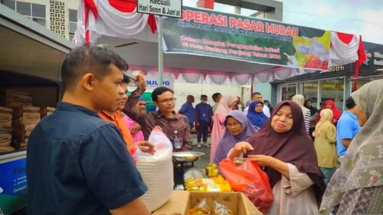 Masyarakat antusias beli kebutuhan pokok di stand pasar murah yang di gelar Pemko Padangpanjang di pasar pusat kota itu. Antara