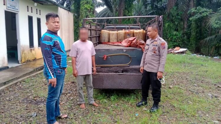 Polres Pasaman Barat Tangkap Pelaku Penyalahgunaan BBM Subsidi 1 Kepala Polsek Ranah Batahan AKP Yuliarman (kiri) Polres Pasaman Barat saat menangkap pelaku penyalahgunaan BBM bersubsidi, Sabtu (6/1/2024). (dok. Antara/HO-Humas Polres Pasaman Barat)