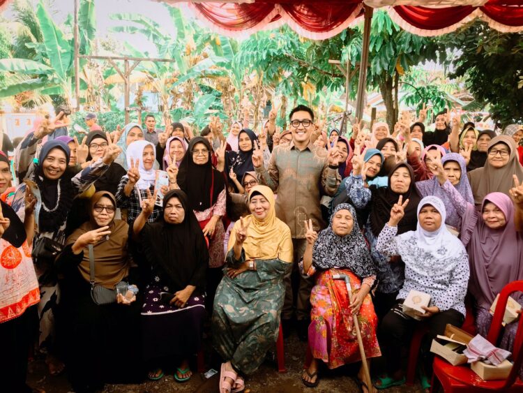 Caleg Gerindra Rachmad Wijaya Disambut Meriah di Jati Padang Timur 1 Caleg DPRD Padang dari Partai Gerindra Dapil Padang 5 (Padang Selatan dan Padang Timur) nomor urut 2 Rachmad Wijaya berkampanaye di Jati Gaung, Kecamatan Padang Timur, Kota Padang, Jumat (12/1/2024).