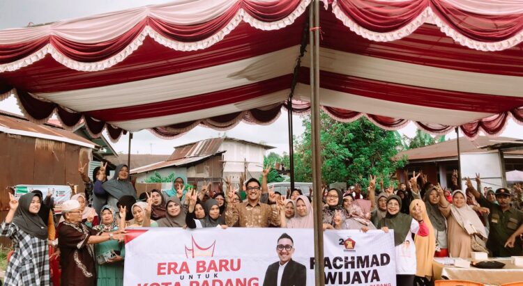 Caleg DPRD Kota Padang dari Partai Gerindra Dapil Padang 5 Rachmad Wijaya berkampanye di Jati, Kecamatan Padang Timur, Padang, Jumat (12/1/2024)