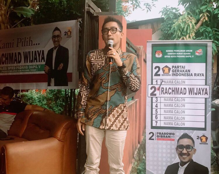 Calon anggota DPRD Padang dari Partai Gerindra Dapil 5 Padang Selatan dan Padang Timur Rachmad Wijaya berkampanye di RW 1 Kelurahan Rawang, Kecamatan Padang Timur.