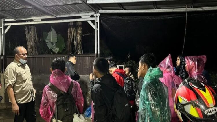 Tim BKSDA memberikan penjelasan kepada 15 orang pendaki ilegal yang akan menaiki Gunung Singgalang. (ANTARA/HO-Humas BKSDA Sumbar)