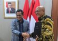 Seskab Pramono Anung menyerahkan DIPA 2024 Setkab kepada Deputi Bidang Administrasi Farid Utomo, di Gedung III Kemensetneg, Jakarta, Kamis (11/01/2024) siang. (Dok. Setkab)